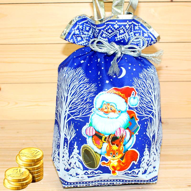 Сладкий новогодний подарок в мешочке в Северном